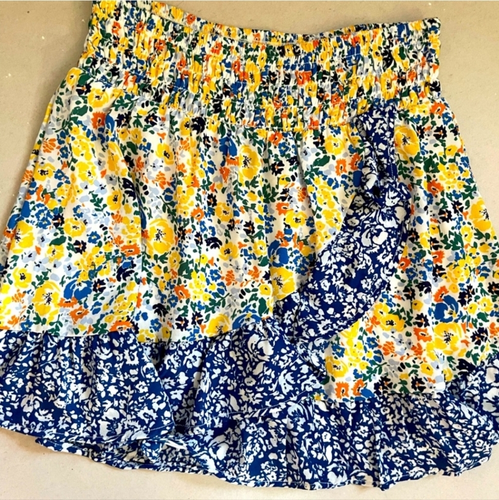 Sienna Sky Floral skirt pre-owned size L floral short skirt